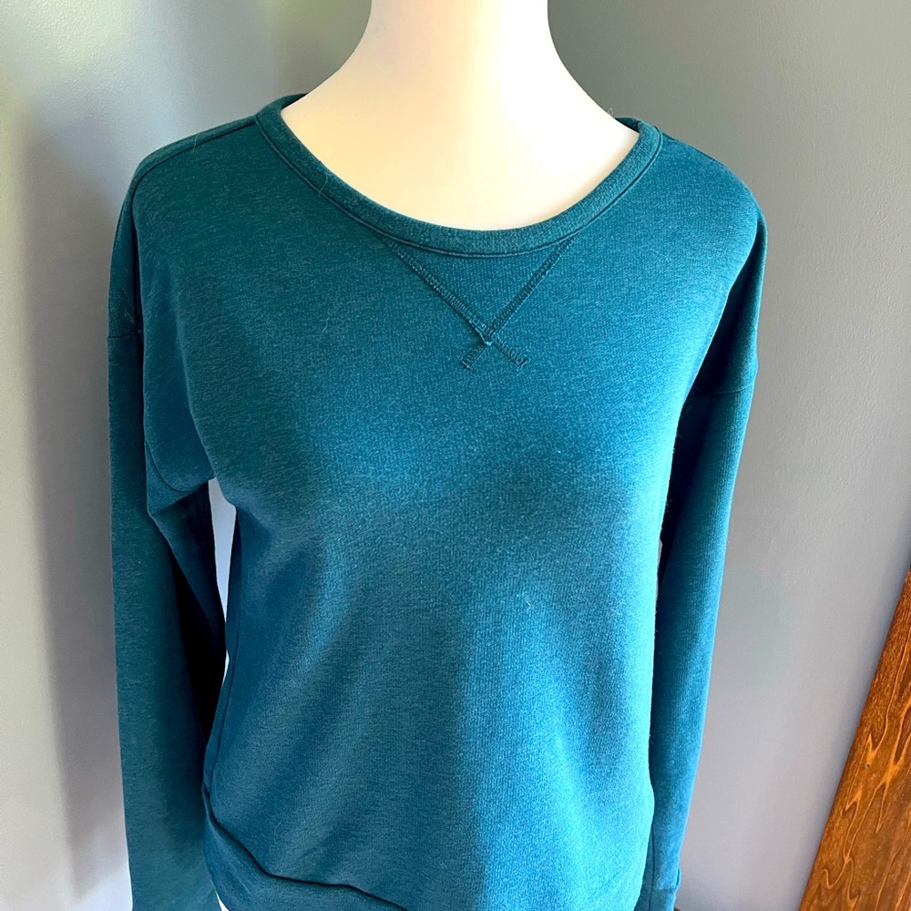Adorable Nike xs teal blue sweatshirt with open back